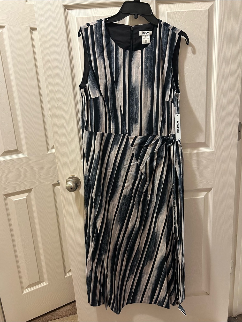 DKNY Size 14 Sleeveless Striped Midi Dress in Black and White NWT
